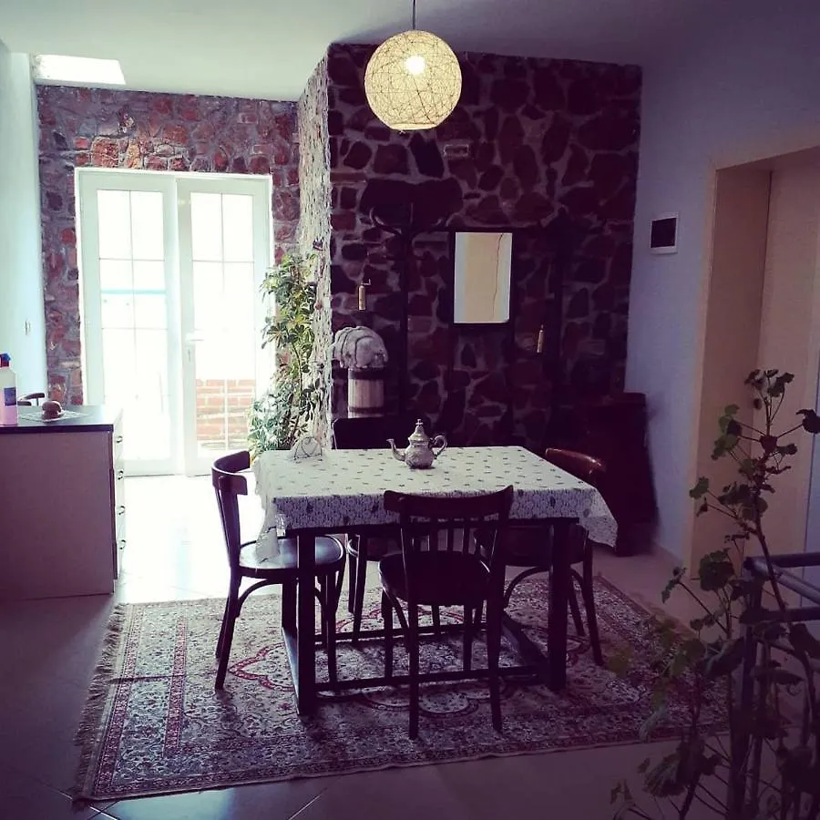 Nesti Relax Home Lini 0*,  Albánie